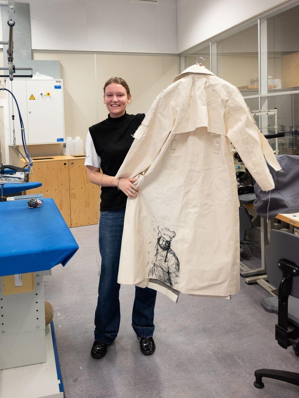 Fashion-studente laat Rembrandt kledingstuk zien