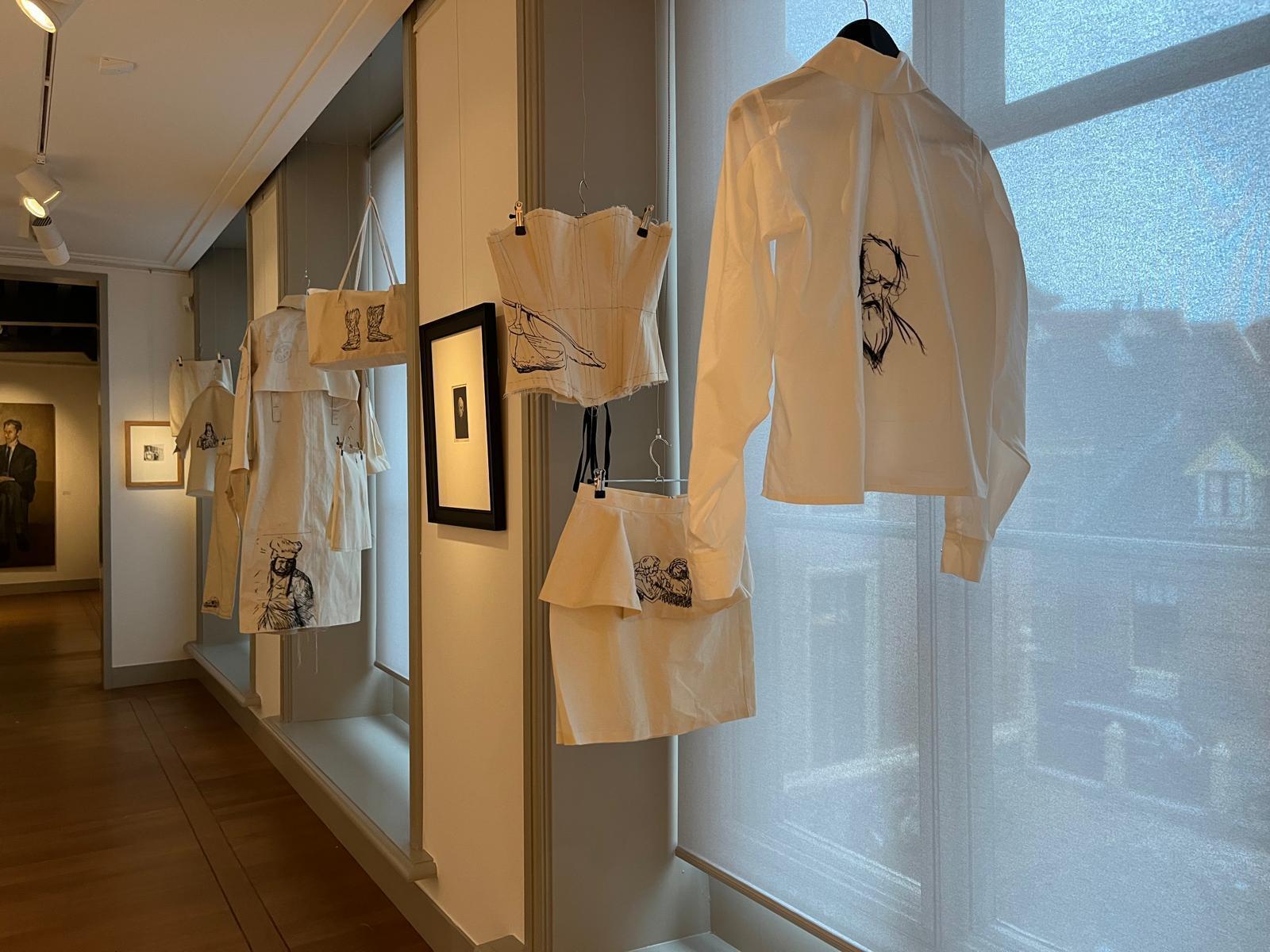 Een aantal Rembrandt-kledingstukken hangen in het Stedelijk Museum Zutphen