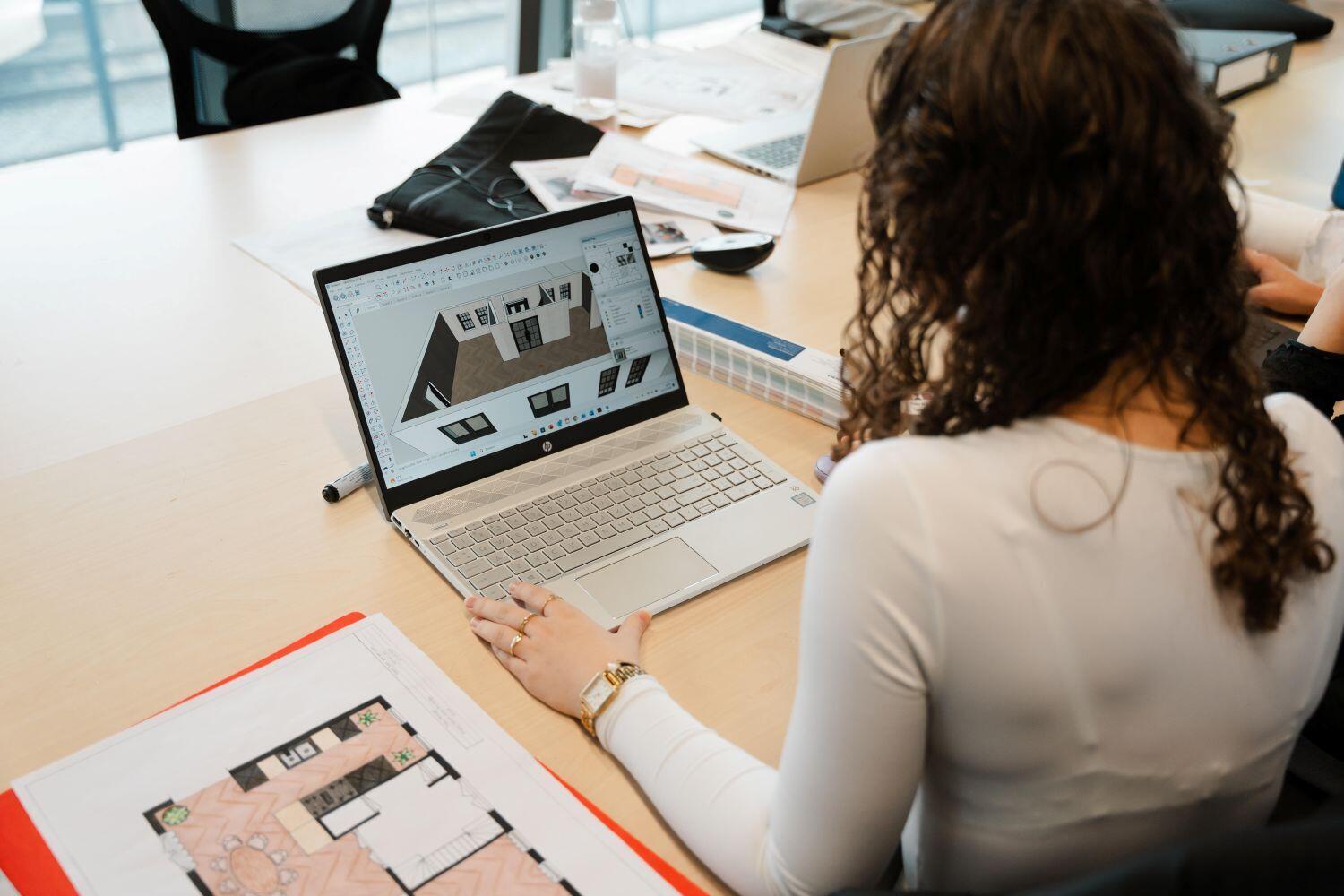 Een interieuradviseur is aan het werk met een project