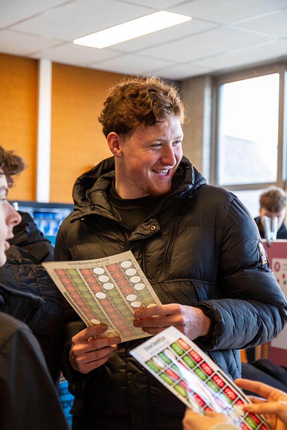 Een studenten op het stemplein met een stickervel