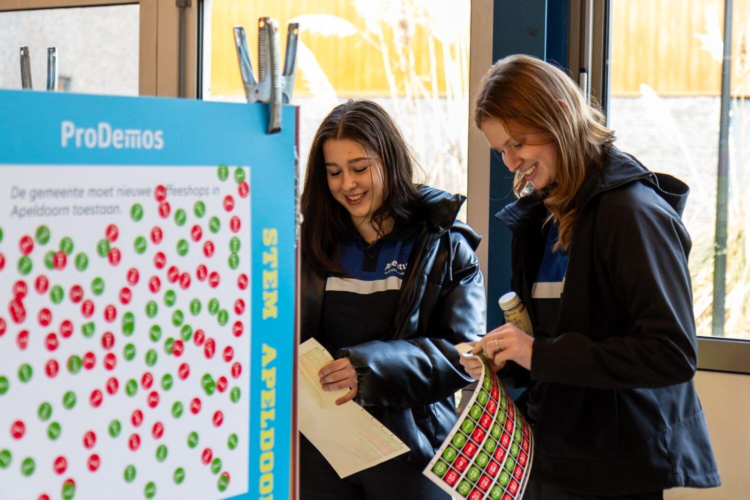 Twee studentes op het stemplein