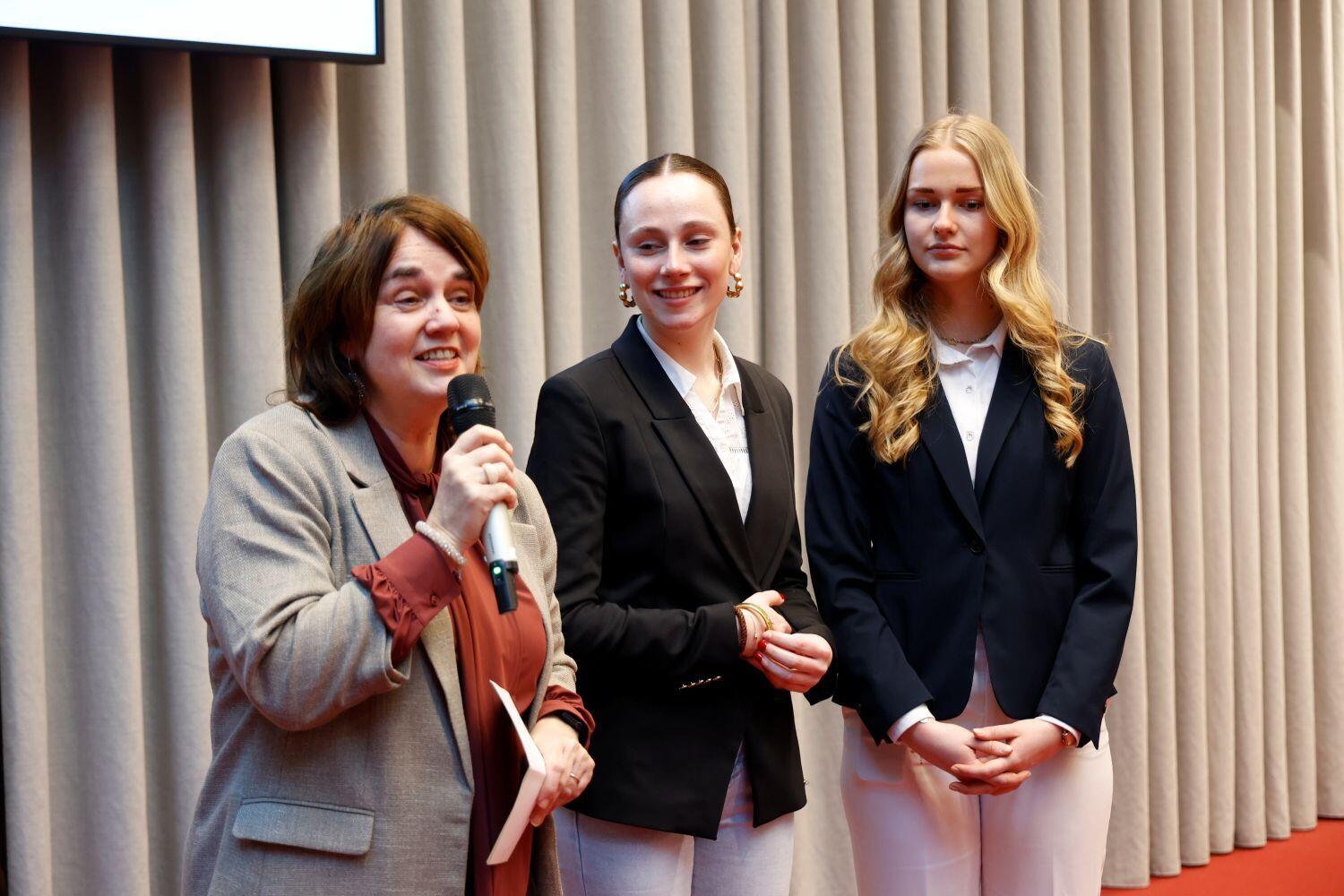Janine Noordhuis met twee Horeca-studentes tijdens het symposium over gezonde jeugd