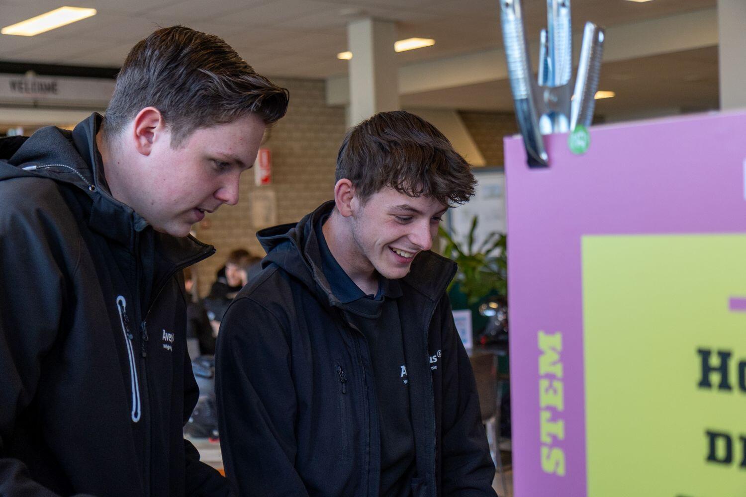 Twee studenten op het stemplein bij de meningenmuur