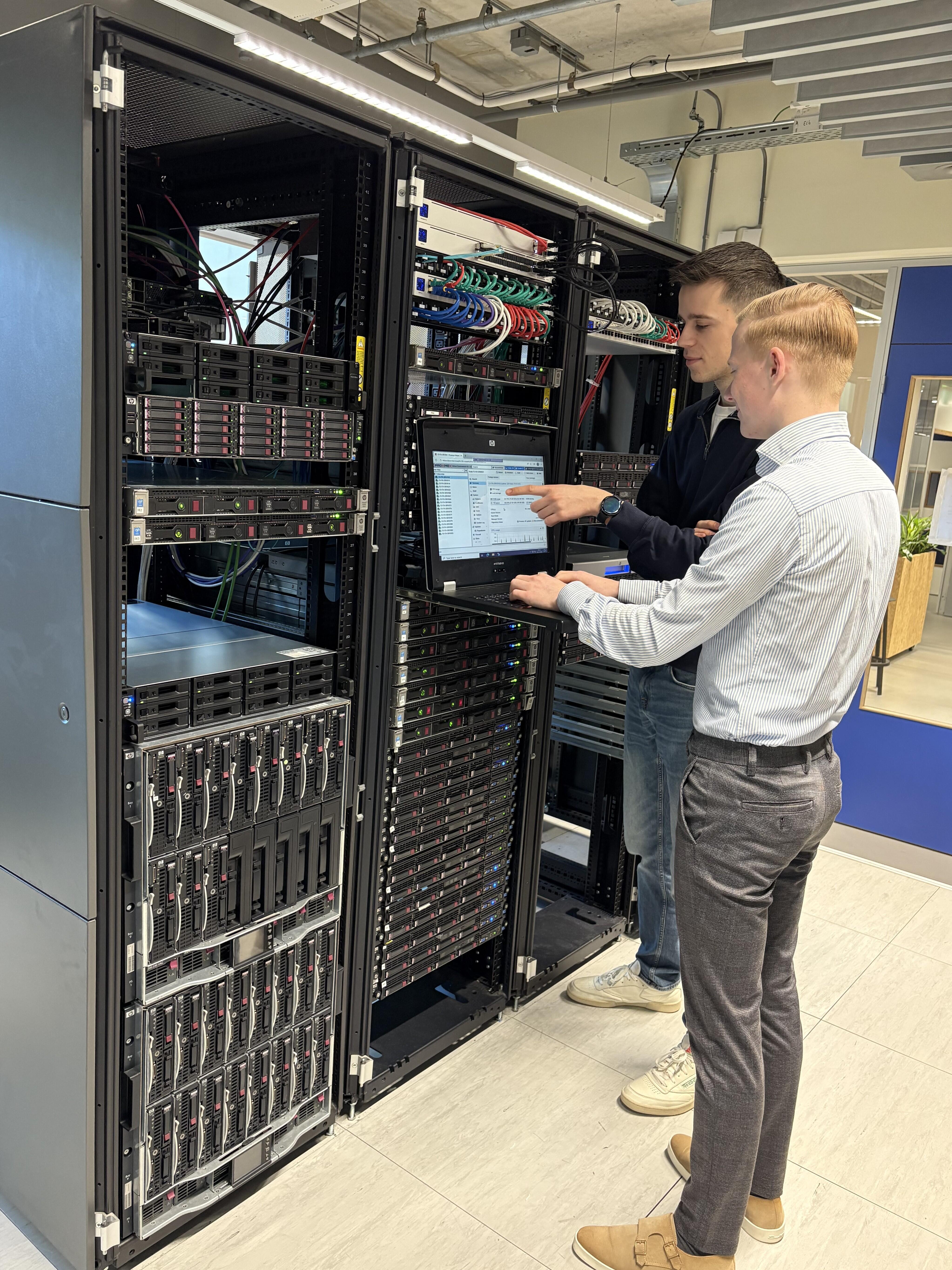 Twee studenten in een ICT datacenter