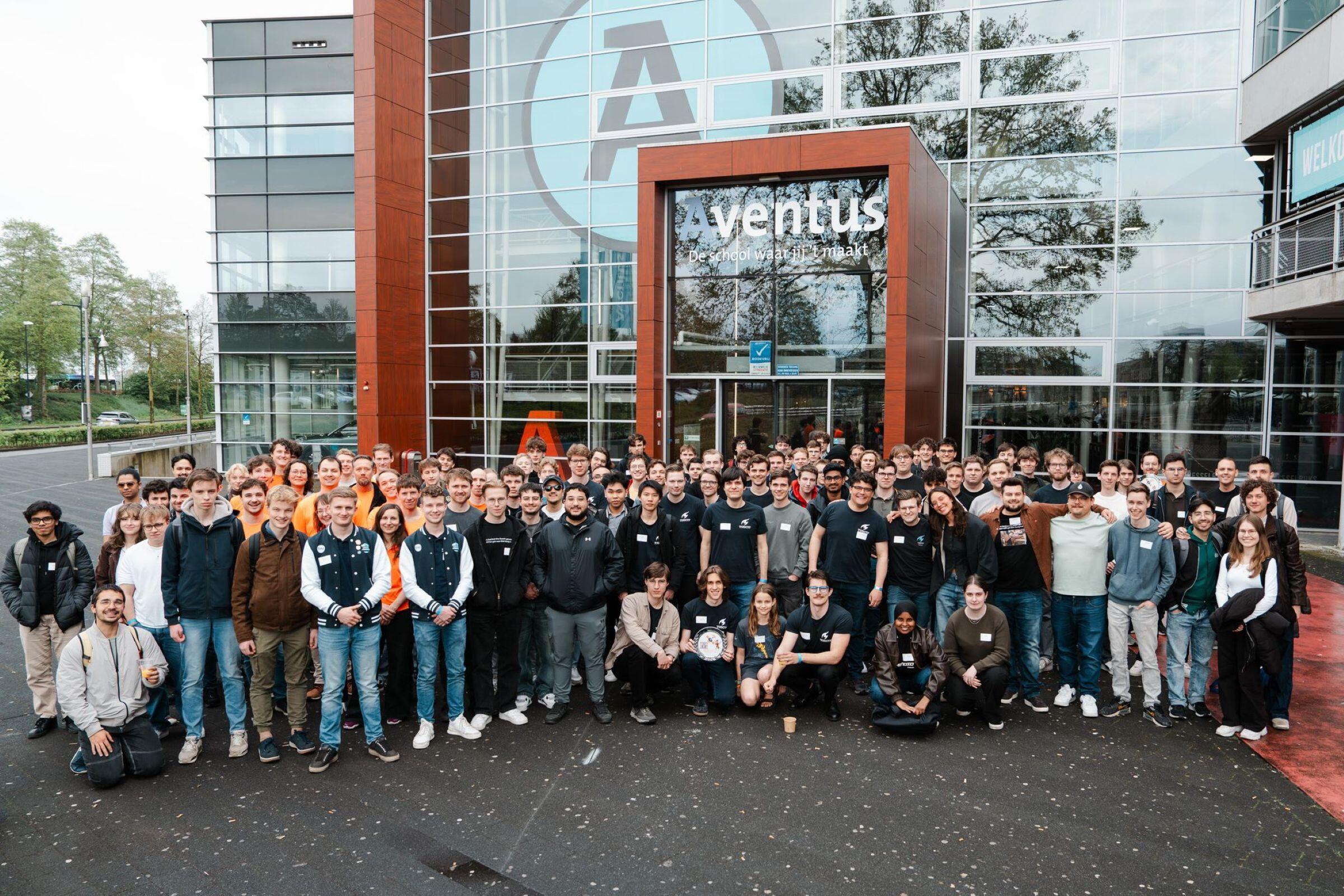 Alle deelnemers van Challenge the Cyber staan voor het gebouw aan de Laan van de Mmensenrechten