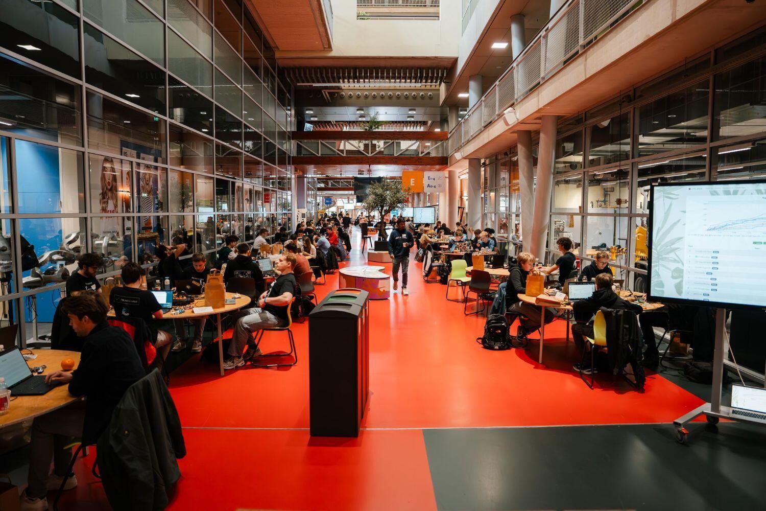 De Hi-street aan de Laan van de Mensenrechter zit vol met deelnemers aan Challenge the Cyber