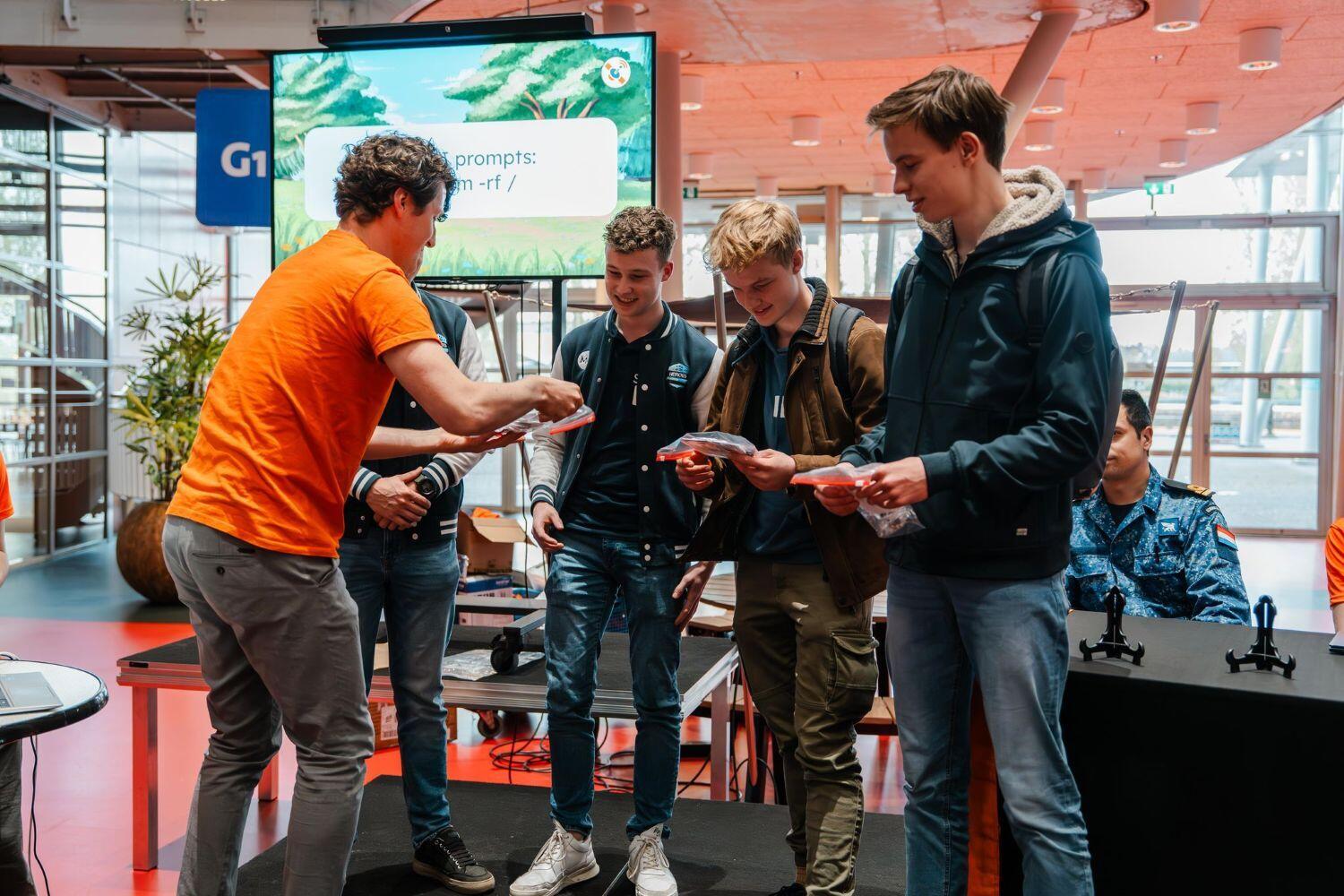 Prijsuitreiking aan vier studenten tijdens Challenge the Cyber