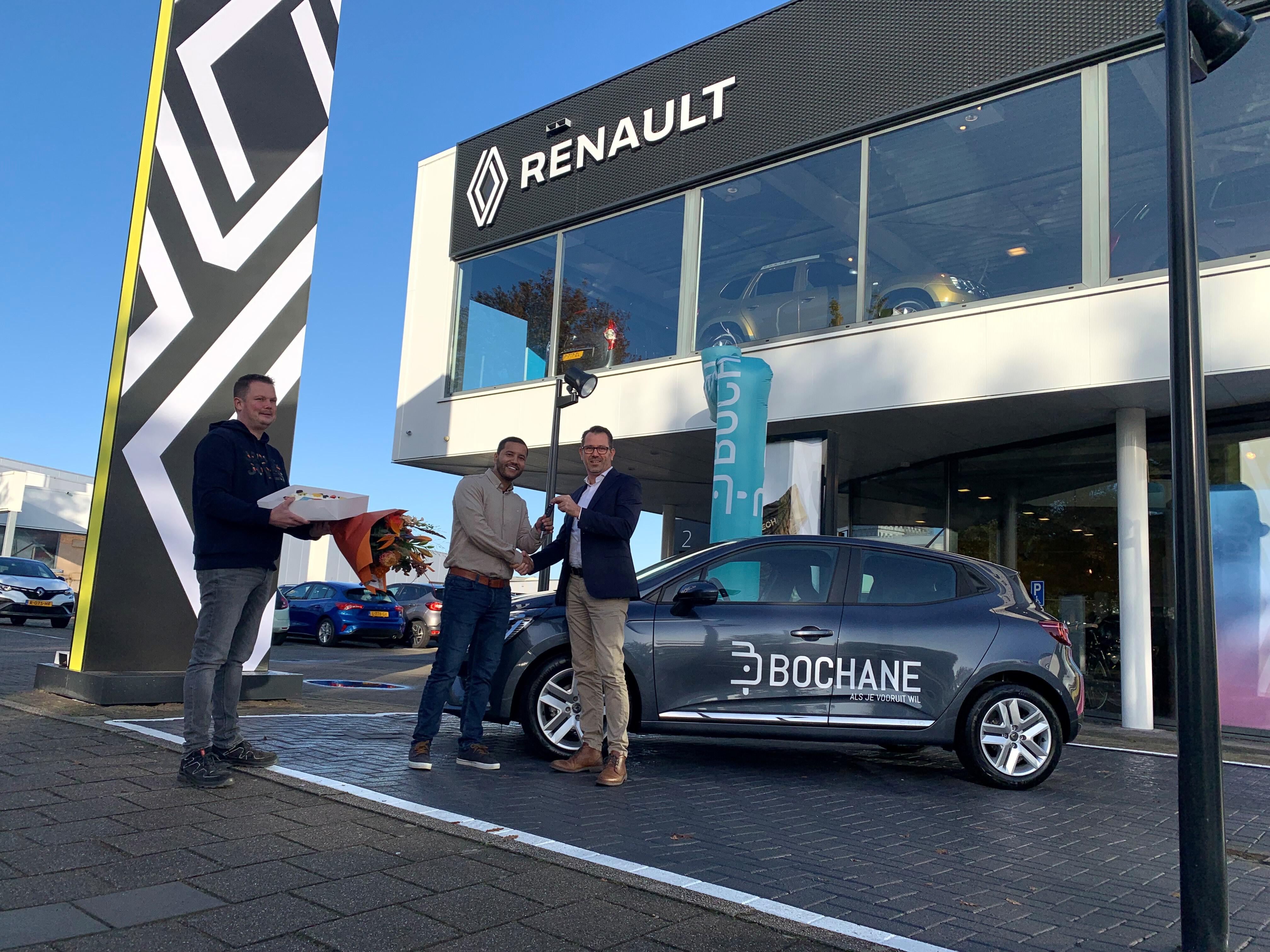 Bochane Apeldoorn schenkt een Renault Clio aan Aventus foto2