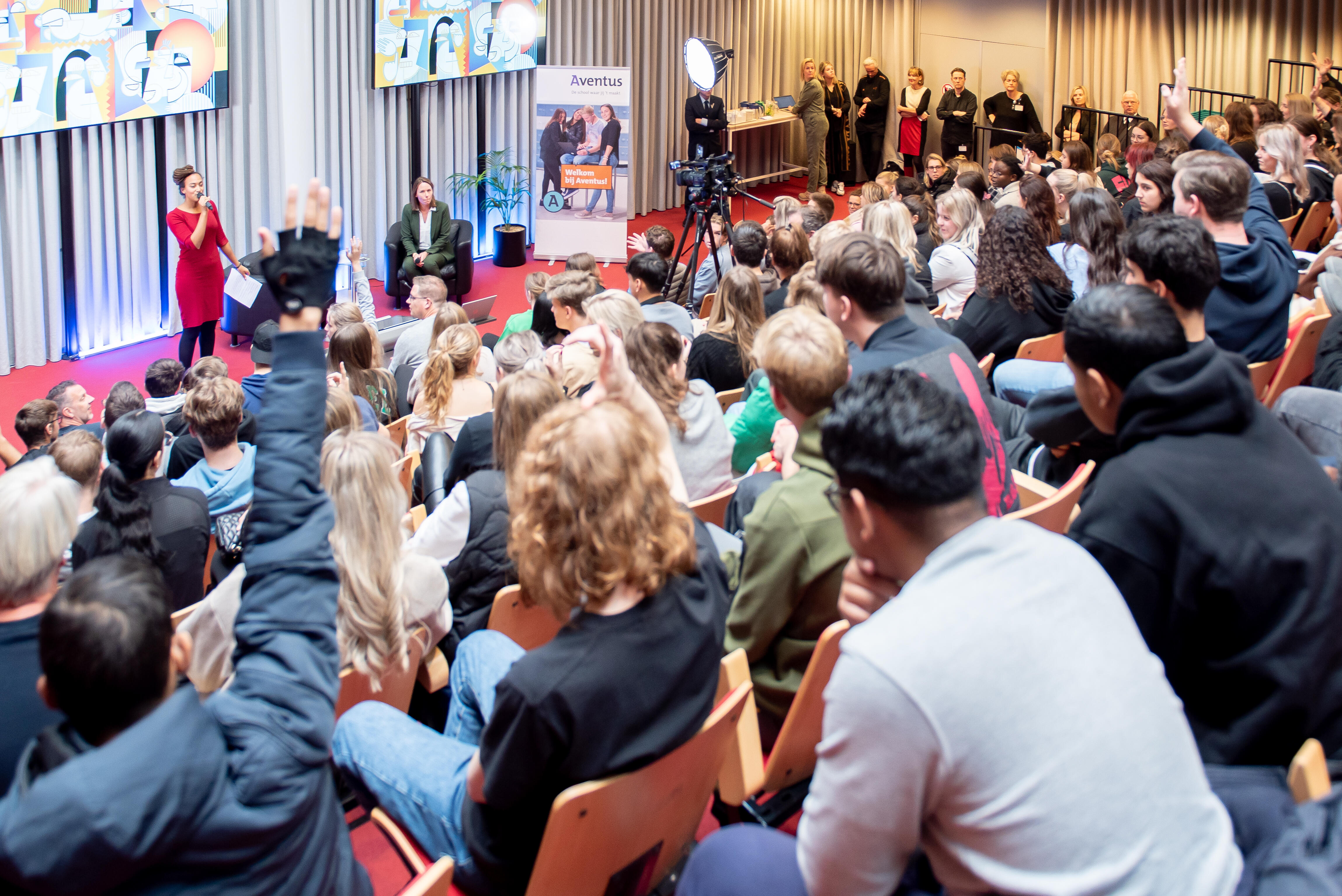 Minister Bruins Slot in gesprek met Aventus-studenten over vrijheid