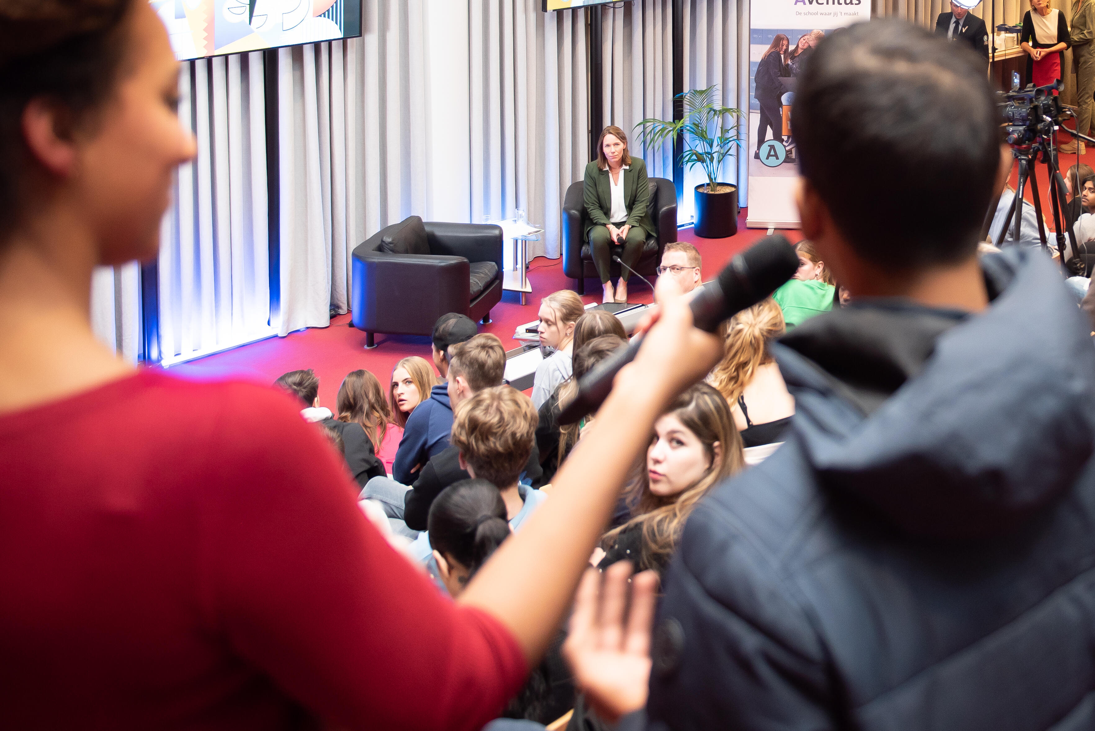 Minister Bruins Slot in gesprek met Aventus-studenten over vrijheid