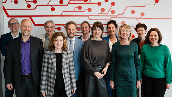 Groepsfoto met het CvB van Aventus en De wethouders van Zutphen en, beleidsadviseur Mitsy le Fèbre sectordirecteuren Silvie Deenen en Petjo Molenaar
