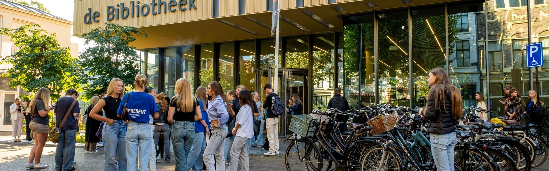 Studenten staan voor de bibliotheek in Deventer