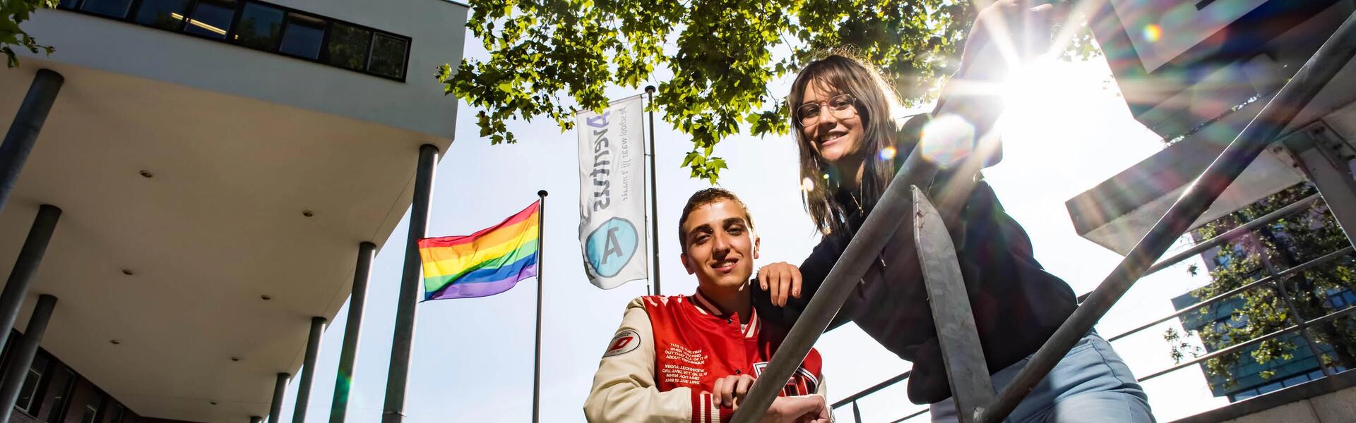 Twee vrolijke Aventus-studenten staan voor de locatie Snipperlingsdijk in Deventer