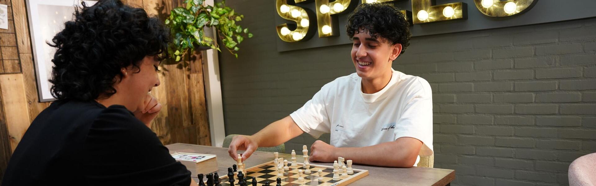 Twee studenten schaken in de ruimte van Spees
