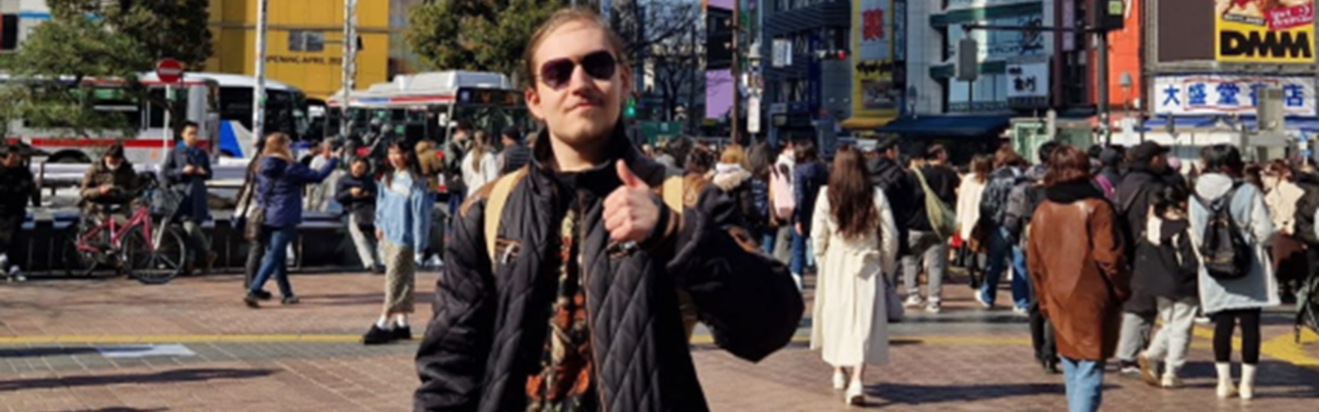 Max van Maasakker (21) geeft een thumbs up in Tokio
