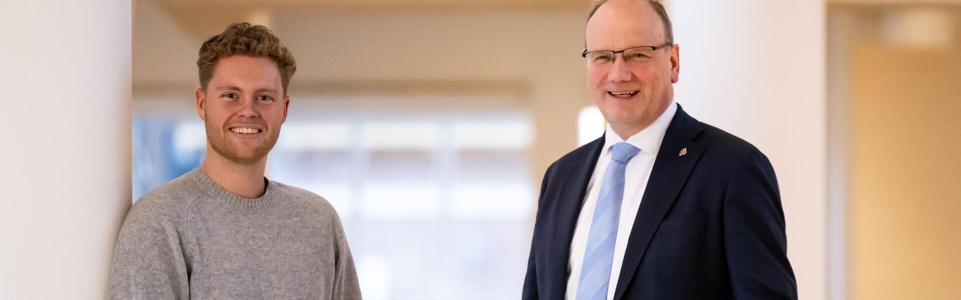 Burgemeester Ton Heerts van de gemeente Apeldoorn en de mbo-ambassadeur 2024 en Aventus-student Niels Versteeg
