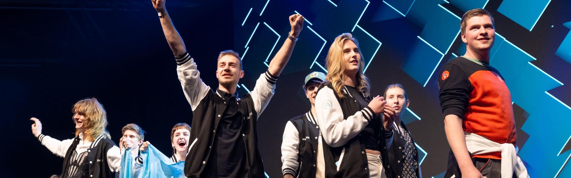Juichende mbo-studenten op het podium tijdens Skills the Finals