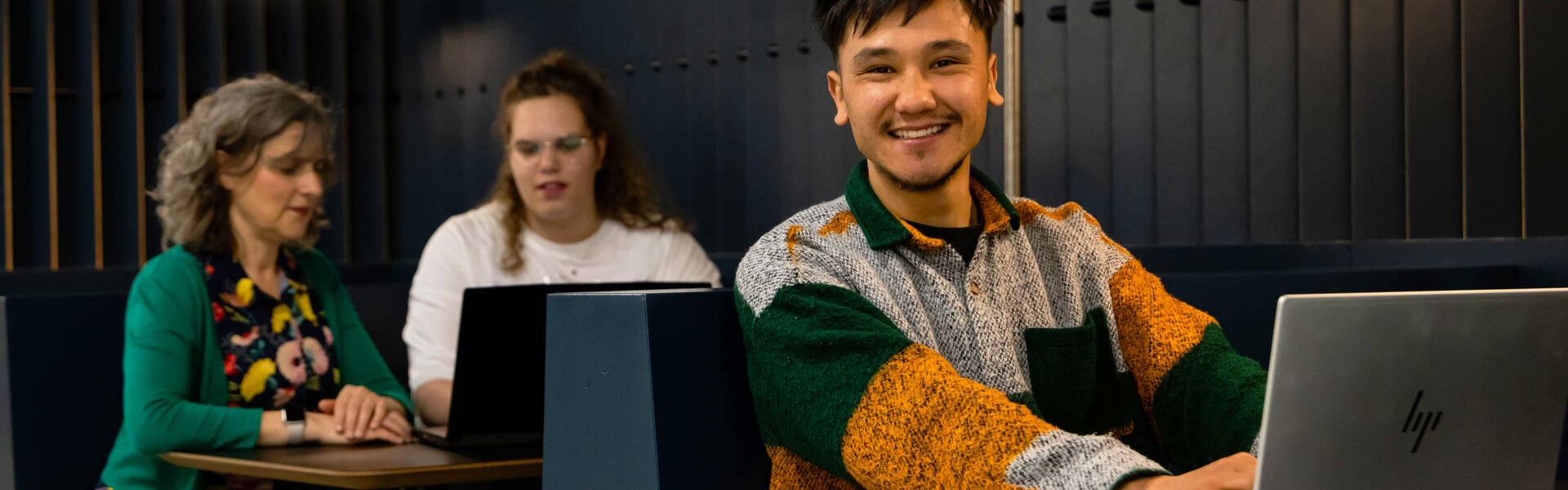 Student achter laptop