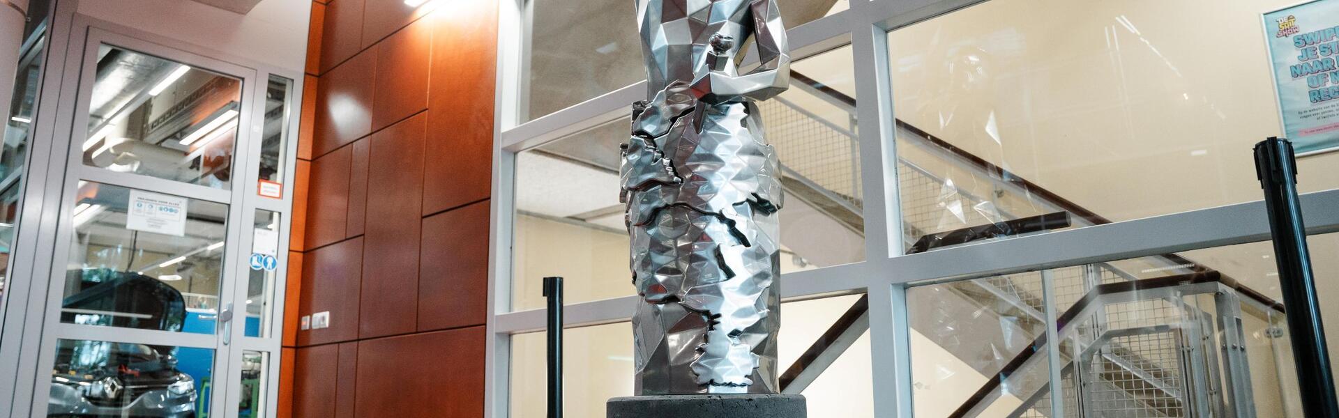 Het eerste mbo-standbeeld van Nederland staat bij Aventus in de locatie Laan van de Mensenrechten in Apeldoorn