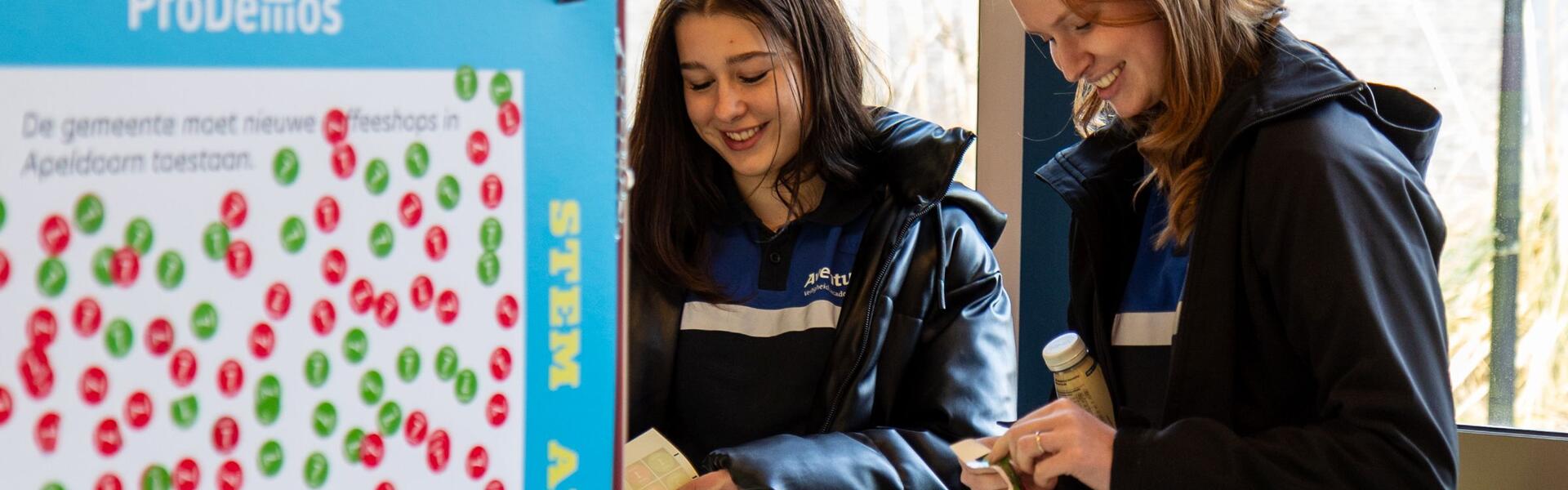 Twee studentes op het stemplein
