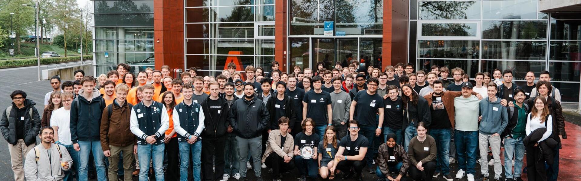 Alle deelnemers van Challenge the Cyber staan voor het gebouw aan de Laan van de Mmensenrechten