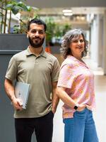 Twee volwassenen staan naast elkaar in een gang van de school