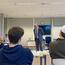 Studenten luisteren naar de les van de burgemeester van Apeldoorn