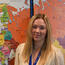 Aventus-student Laura van de opleiding Leidinggevende Travel & Hospitality staat met een met een gouden medaille om voor de kaart van Europa