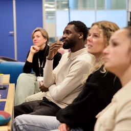 Medewerkers van de gemeente Apeldoorn bekijken aandacht de presentatie over de VR-game Reaction