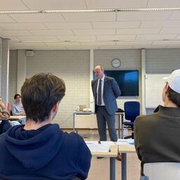 Studenten luisteren naar de les van de burgemeester van Apeldoorn