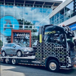 Volvo-dealer Nieuwenhuijse schenkt hybride XC90 aan Aventus