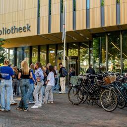 Studenten staan voor de bibliotheek in Deventer