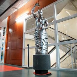 Het eerste mbo-standbeeld van Nederland staat bij Aventus in de locatie Laan van de Mensenrechten in Apeldoorn