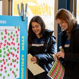 Twee studentes op het stemplein