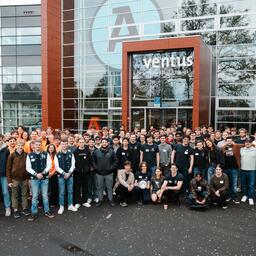 Alle deelnemers van Challenge the Cyber staan voor het gebouw aan de Laan van de Mmensenrechten