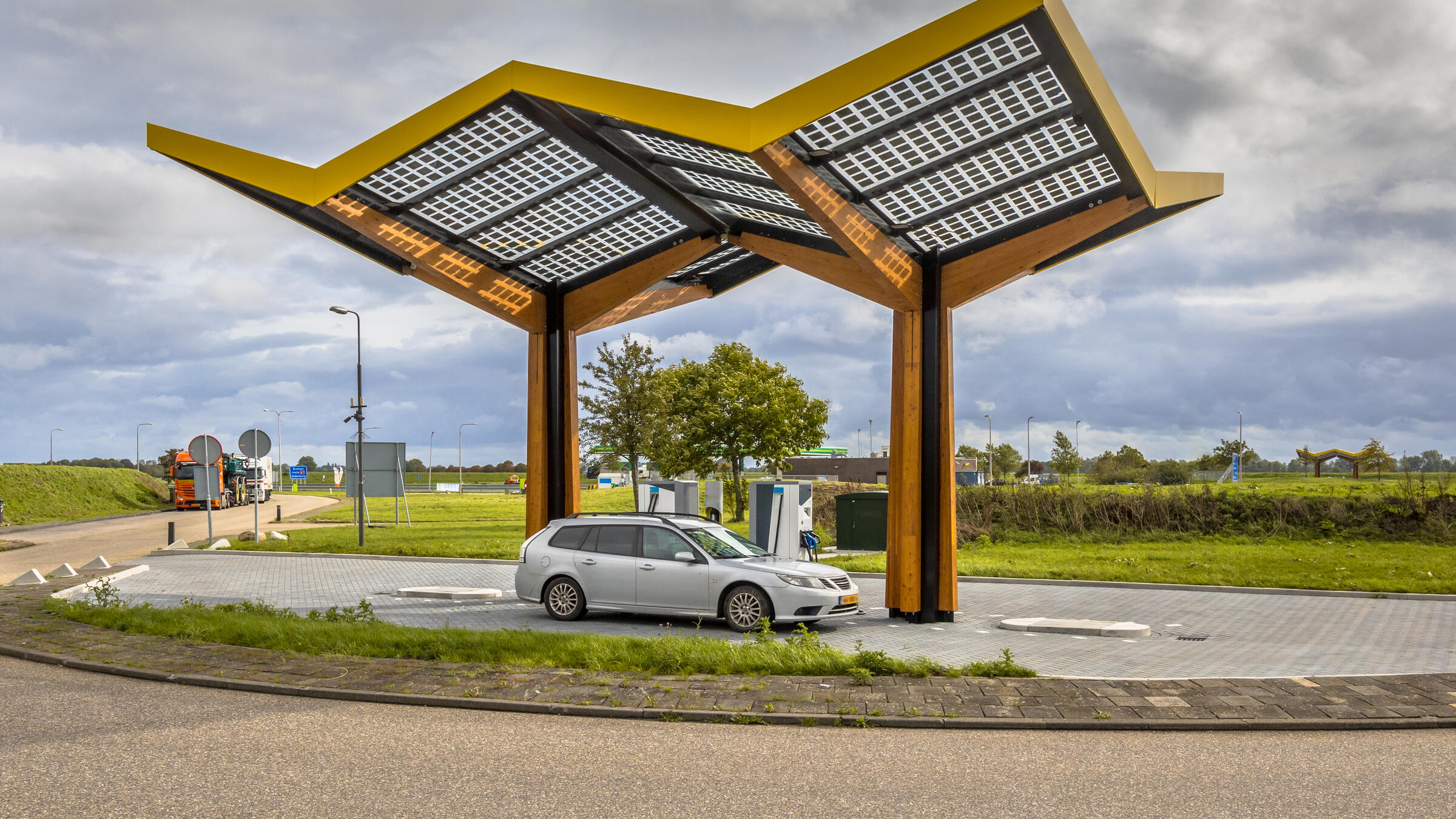 Een auto staat aan een laadpaal