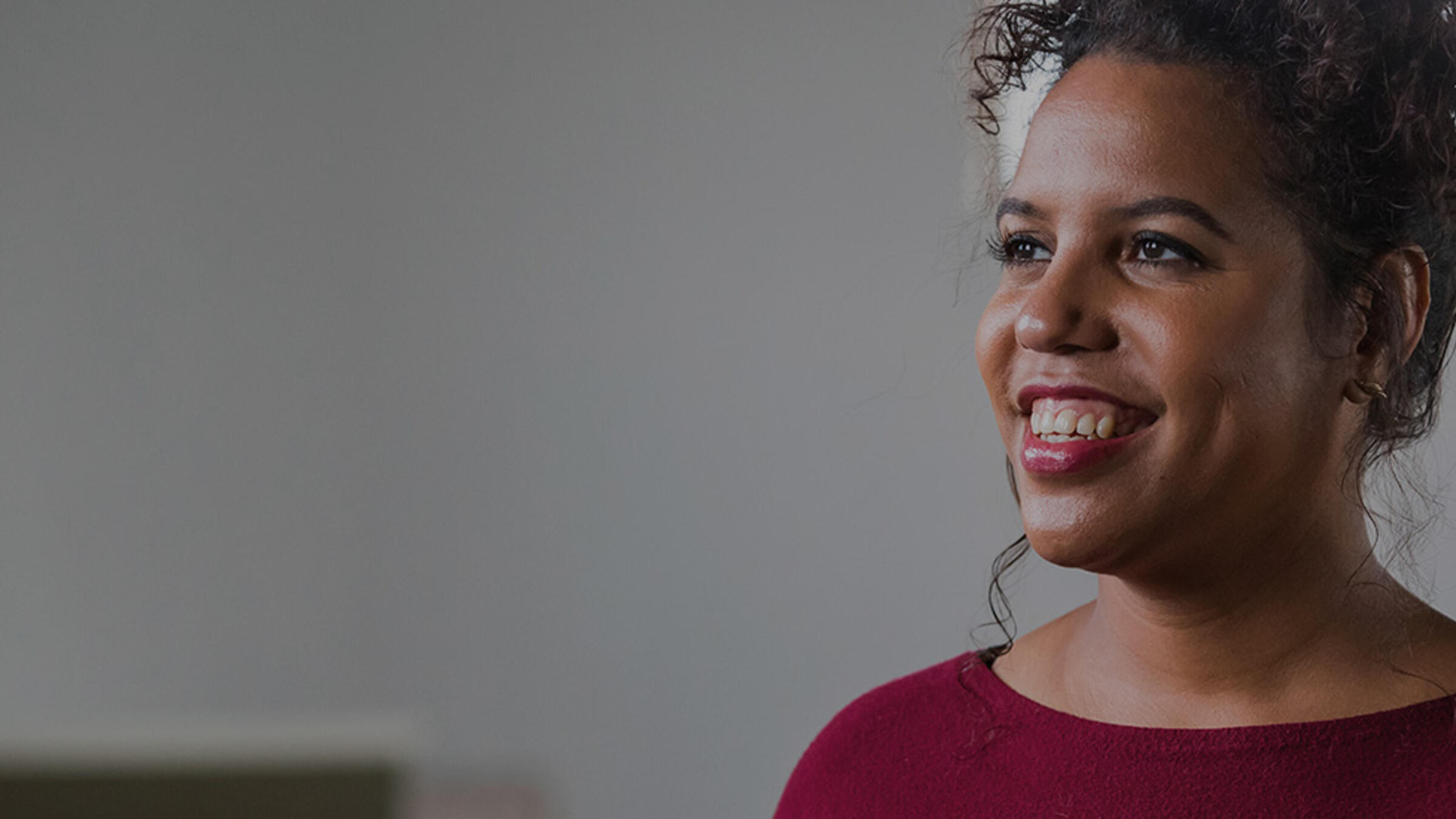 Een dame kijkt vrolijk de wereld in